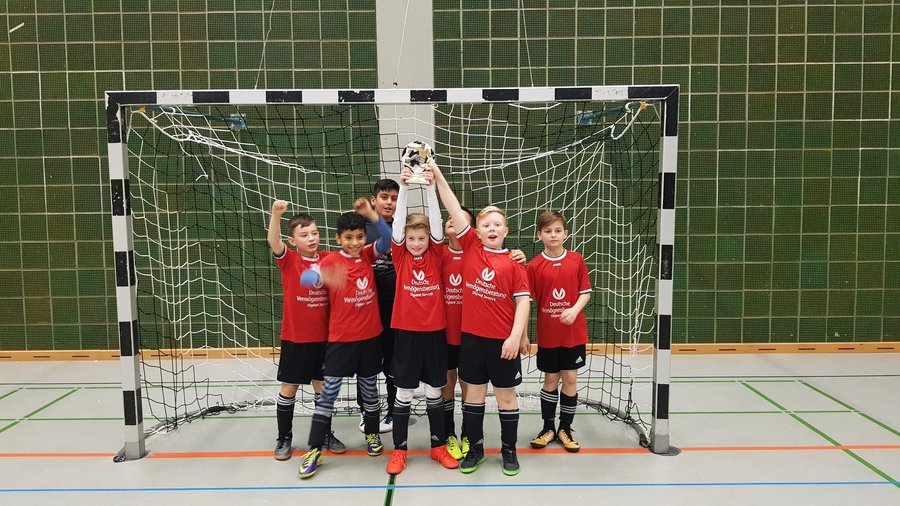  Erfolge  1. Platz E-Jugend Cup der SV Kaufungen 07 (v.l. Lucas, Ahmad, Elias, Nikita, Jugin, Michael, Noah)